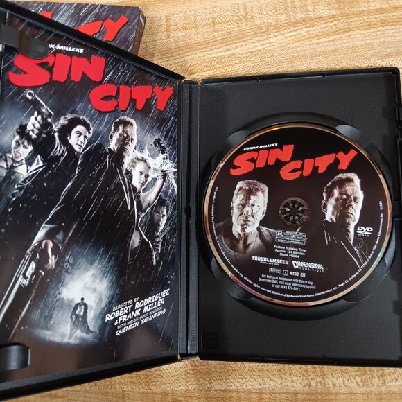 Sin City 2005 DVD w/ Slipcover Robert Rodriguez Frank Miller Neo-Noir Crime Cult - Picture 6 of 8